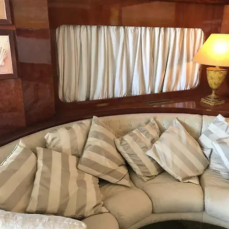 Barco Noha Hotel en barco *