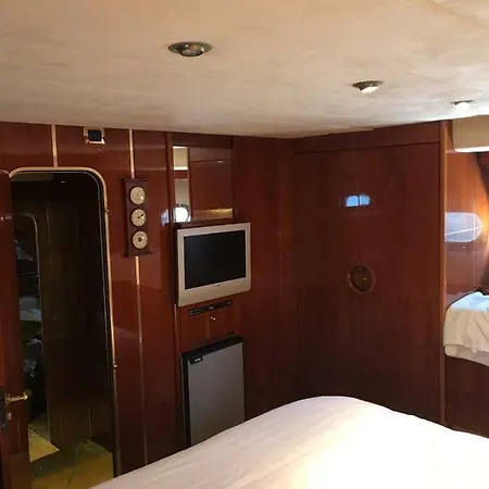 Barco Noha Hotel en barco Muros